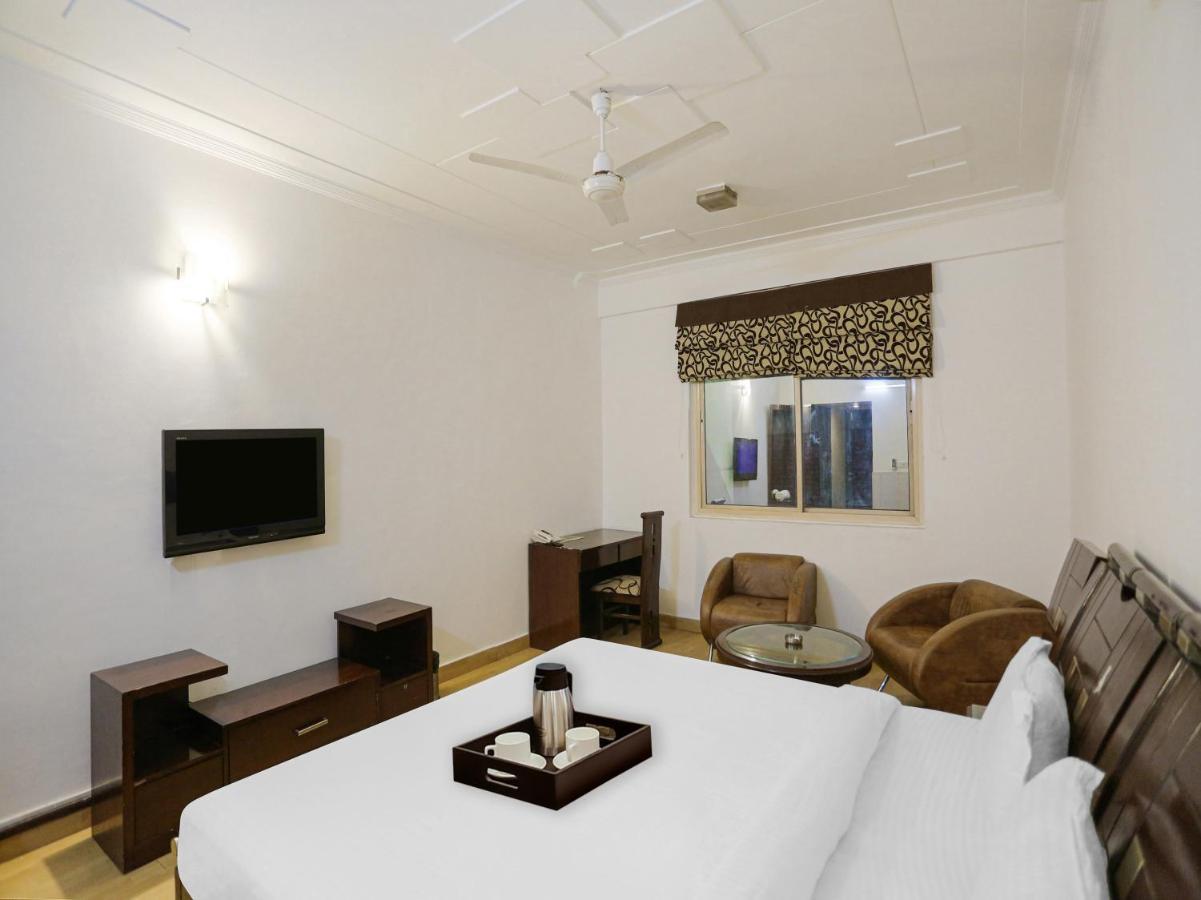 Oyo Townhouse 823 Green Leaf Gurgaon Eksteriør billede