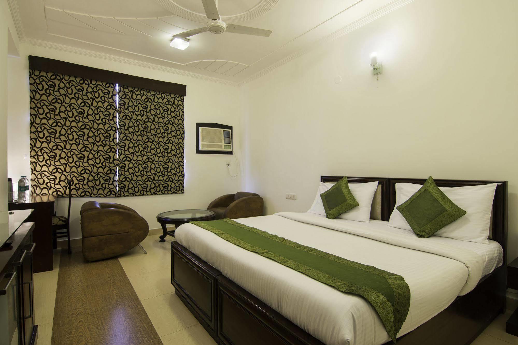 Oyo Townhouse 823 Green Leaf Gurgaon Eksteriør billede