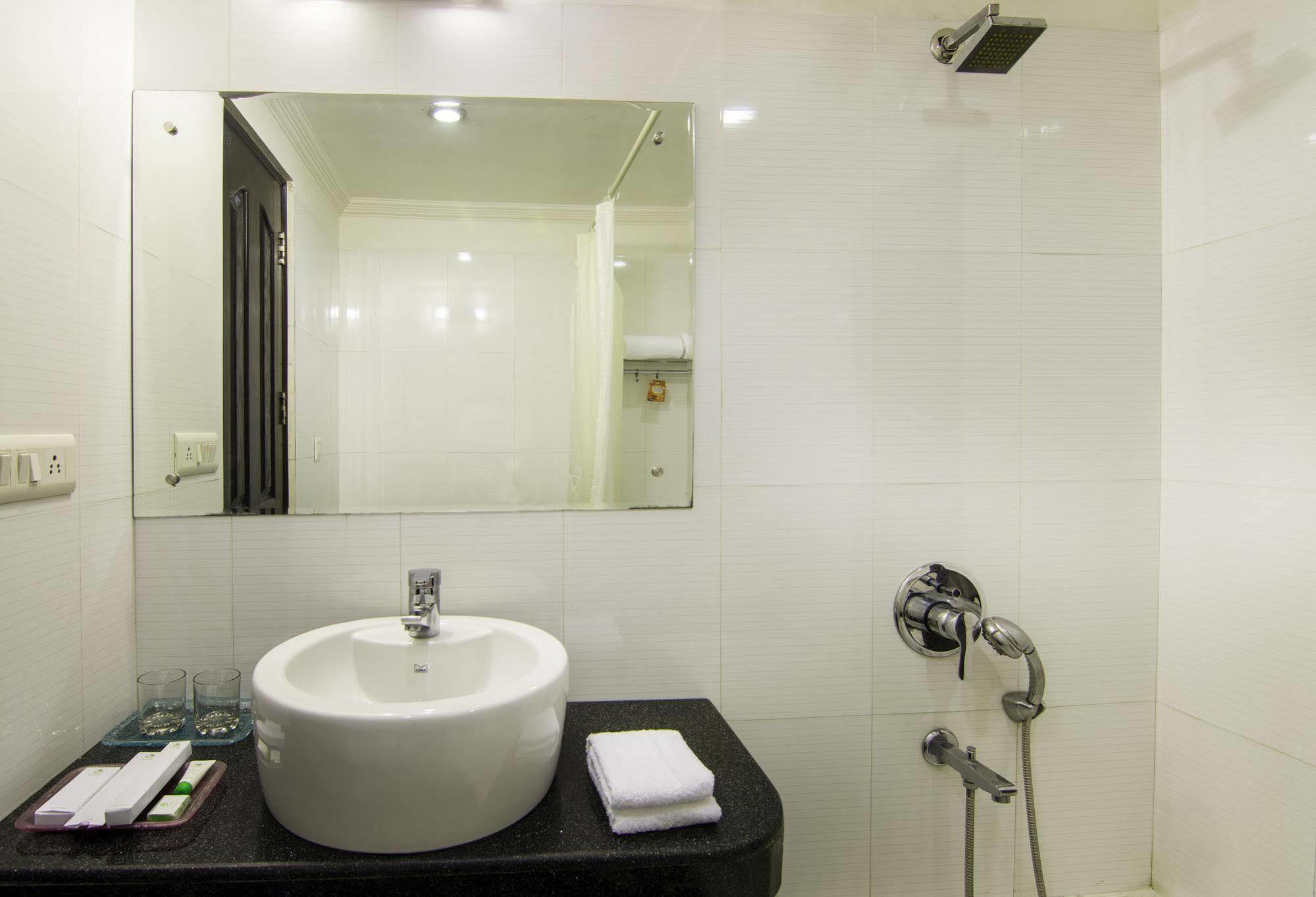 Oyo Townhouse 823 Green Leaf Gurgaon Eksteriør billede